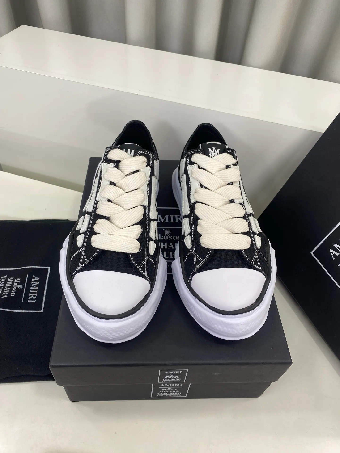 [AMIRI Handmade clay mold soles and AMIRI's iconic BONES leather embroidery details are a major feature of the shoe, showing unique craftsmanship and style🚩 Material: Upper original custom space Monica canvas! Lining: original technical cloth, outsole: original molded steel-stamped EVA foam bottom,